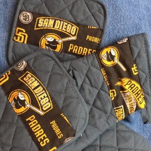 San Diego PADRES Pot holders and oven Glove 4 piece set NEW